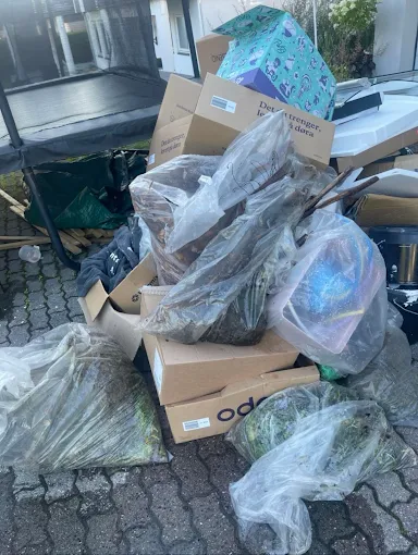 En haug med blandet avfall, pappesker og plastsekker