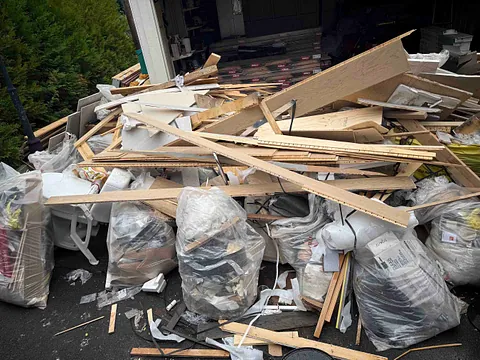 Sortert trevirke og byggeavfall i gips- og plastsekker