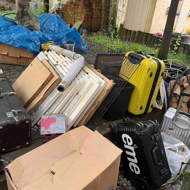 Uteområde med avfall og pappesker før bortkjøring