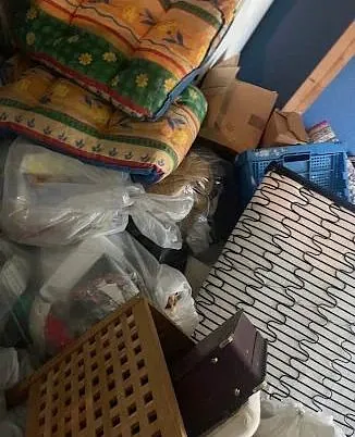 Tekstiler og klær pakket i sekker innendørs