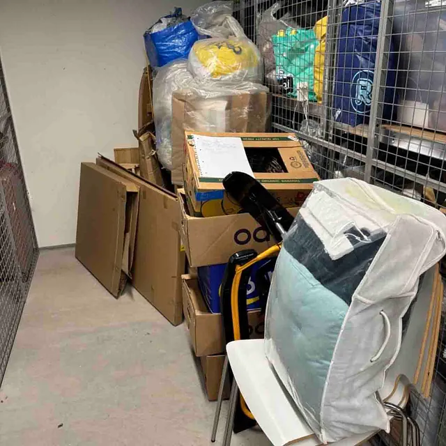 Stablede pappesker og avfall klart for henting